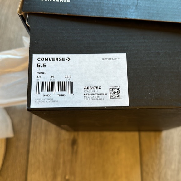 Converse size 5.5 peach, platformed, high tops - Picture 7 of 7